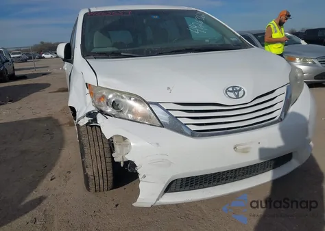 2015 Toyota Sienna Le 8 Passenger z USA, uszkodzony, nr VIN 5TDKK3DC6FS543724